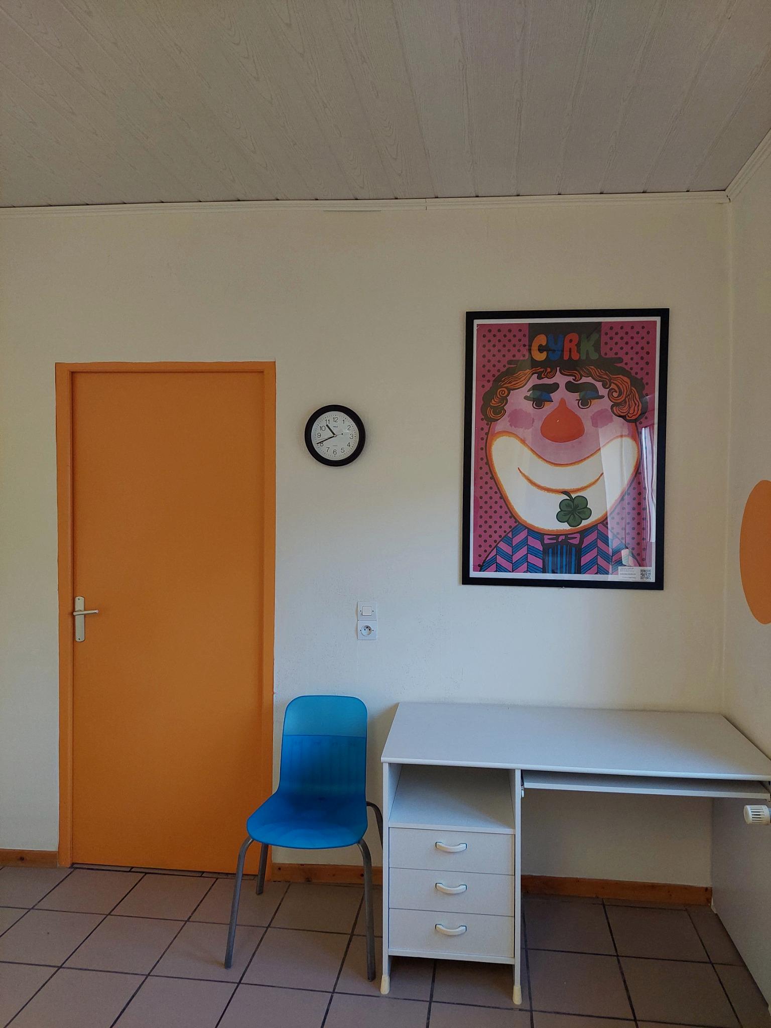 salle d'examen du cabinet du dr G en Lorraine. avec affiche CYRK 