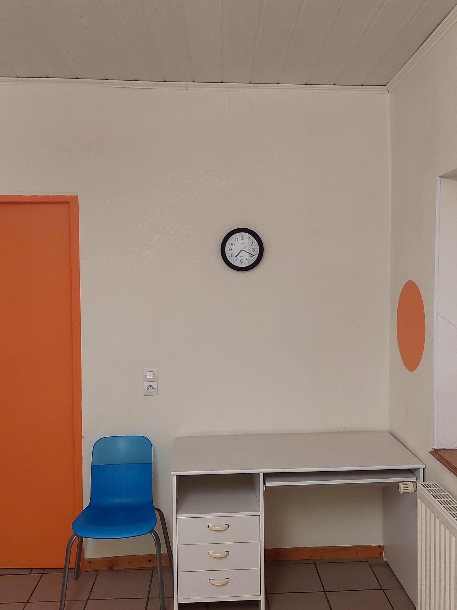 salle d'examen du cabinet du dr G en Lorraine. sans affiche CYRK 